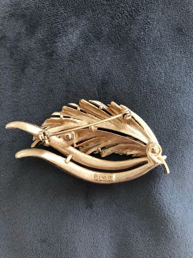 Lisner brooch