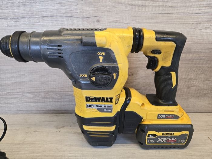 Dewalt DCH333 + Battery + Charger + Bits Set