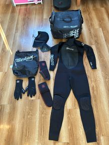 Billabong Wetsuit Bundle Size M. New Wetsuit with Tag + Gloves, Bags, Hood & Neoprene Socks