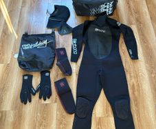 Billabong Wetsuit Bundle Size M. New Wetsuit with Tag + Gloves, Bags, Hood & Neoprene Socks