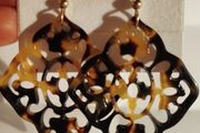 Arabesque earrings with a filigree pattern under the tortoise shell.