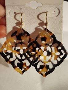 Arabesque earrings with a filigree pattern under the tortoise shell.