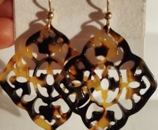 Arabesque earrings with a filigree pattern under the tortoise shell.