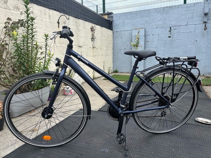 Btwin City Bike low frame( ladies ) with all bike accessories.