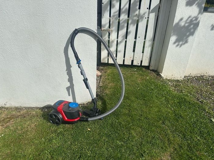 Philips PowerPro Compact bagless vacuum cleaner