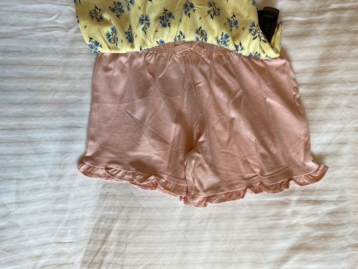 2 pairs of shorts