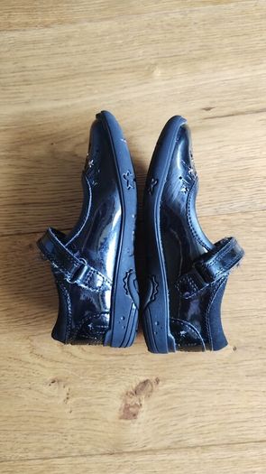 Clarks girls patent sandals size 8.5F