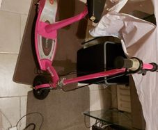 Razor Young Teen Electric Scooter, No charger to test, in excellent condition, being sold for parts or repair