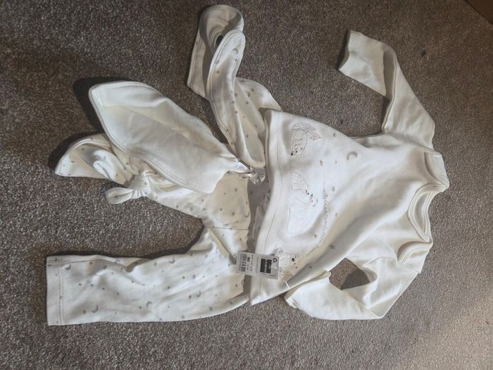 Dunnes Pyjamas incl bib & hat 6-9 mths (Brand New)