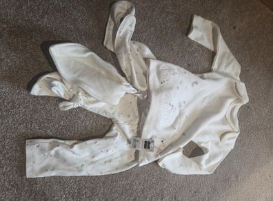 Dunnes Pyjamas incl bib & hat 6-9 mths (Brand New)