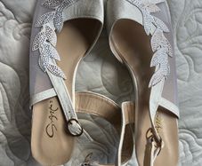 sandals with heel never worn