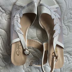 sandals with heel never worn