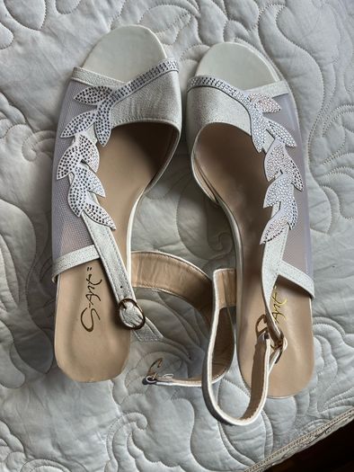 sandals with heel never worn
