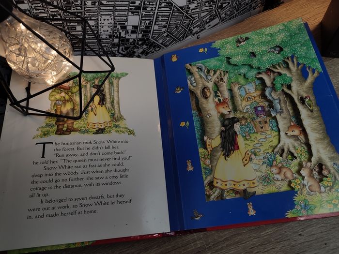 Snow White ! A Magic 3-Dimensional Fairy-Tale ! Hardcover ! 2006 ! by Fernleigh Books !