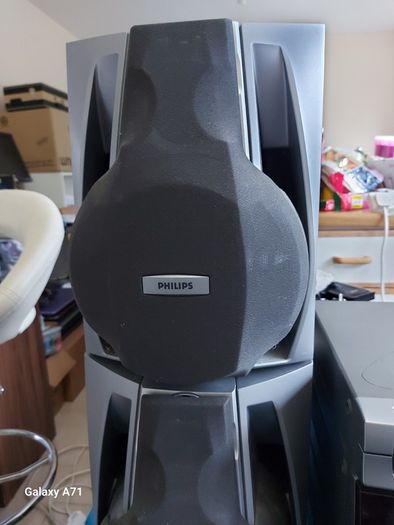 Philips Mini HIFI Systejm, Model FW530C, Radio, 3 CD changer and Dual Tape, in excellent cosmetic condition