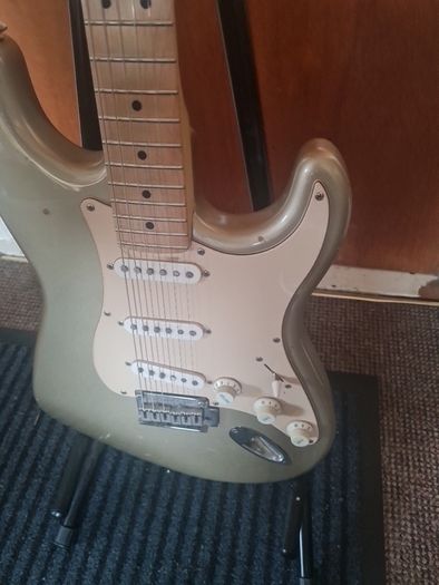 Fender Strat Replica (squier Standard)