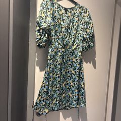 river island ditsy dress that ties at back