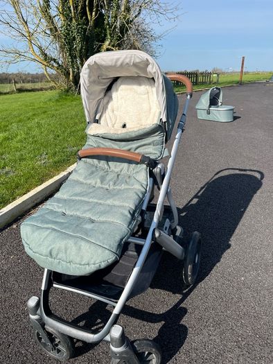 Uppababy Vista V2 Emmett Green with EUR260 accessories