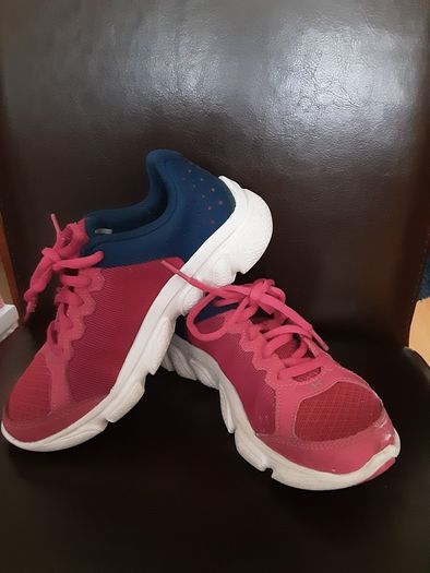 Trainer's/Girl's Under Armour Trainers/Size: 12.5  UK ..  31 EU .. Colour: Coral Pink and Navy with White Sole/NOW REDUCED