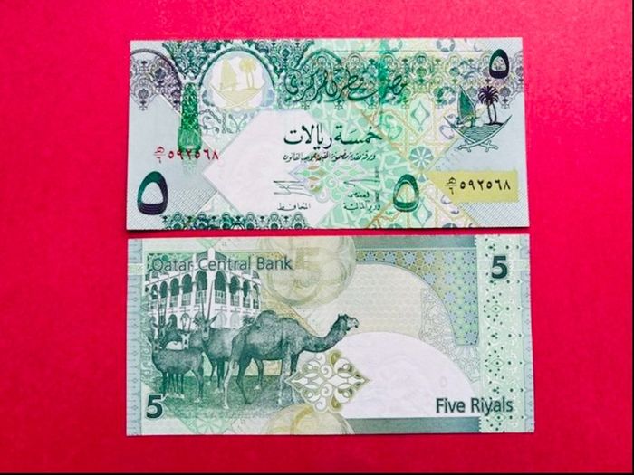 Qatar  5  Riyals  2003  ( Uncirculated )