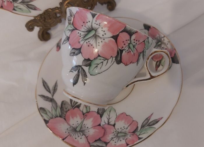 Fabulous Vintage Rare Patterned Royal Stafford Bone China Hand-Painted and Hand-Gilded Cake Display Plate in a Stunning Pink Hibiscus Pattern, Pattern no. 8239, Mint/Cabinet Condition