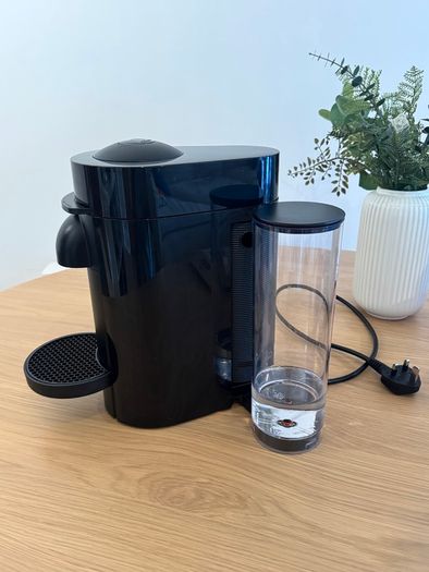 Nespresso Vertuo Plus + 30 Coffee Pods