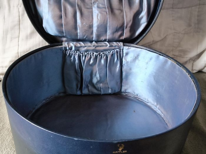 vintage collectable hat case