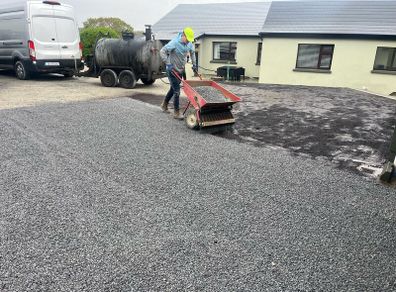 Tar and chipped driveways
