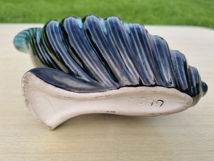 Classic Sylvac shell pottery mantle vase (mold number 399)