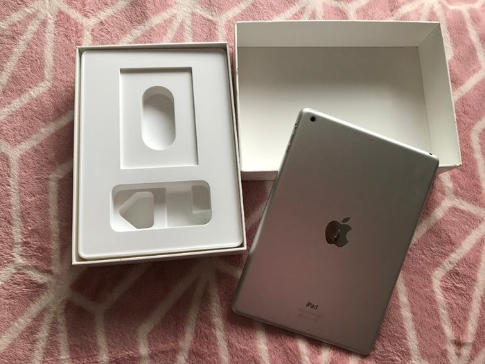 Ipad Air apple+ FREE bundle cases