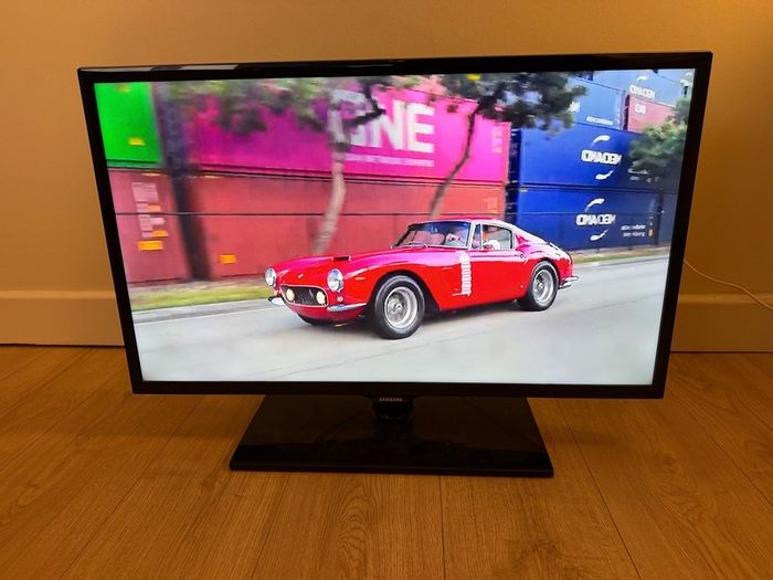 Samsung 32-Inch HD TV (Google Chromecast)