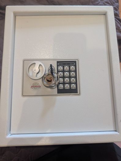 Electronic key safe with a numeric keypad