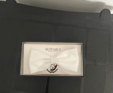 White bow-tie (Suitable)