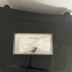 White bow-tie (Suitable)