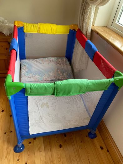 Baby travel cot