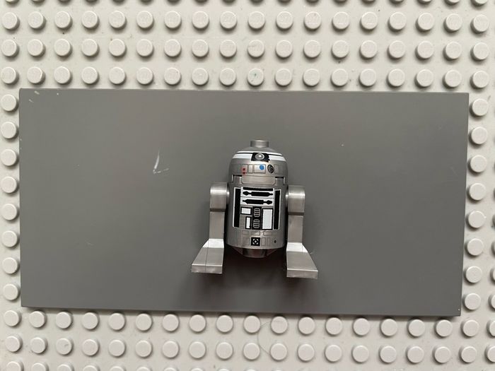 lego star wars sw0303 Astromech Droid minifigure, R2-Q2 (Small Red Dots)