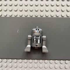 lego star wars sw0303 Astromech Droid minifigure, R2-Q2 (Small Red Dots)