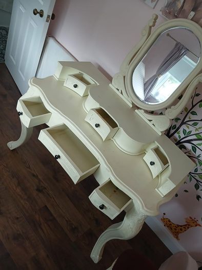 dressing table and chair