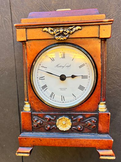 Mantelpiece clock