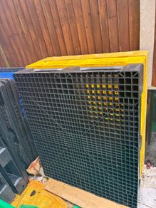 50 plastic pallets