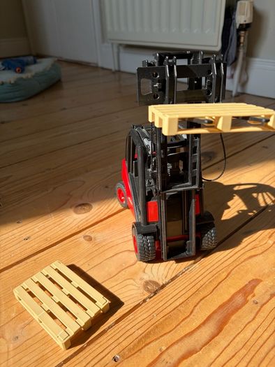Bruder Linde H30D Forklift with Trailer Coupling and 2 Pallets scale 1:16