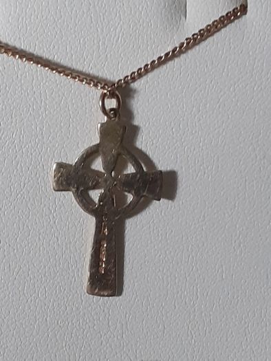 9 carat gold pendant and chain