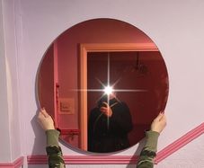 Iridescent feature mirror