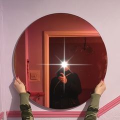 Iridescent feature mirror