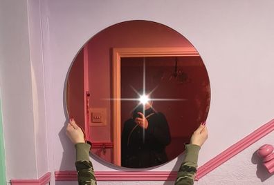 Iridescent feature mirror
