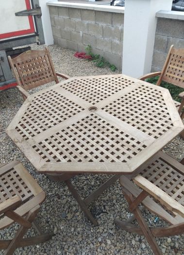 garden table and chairs