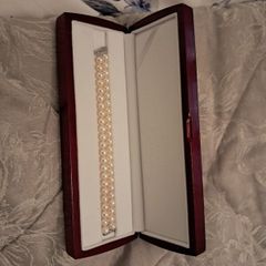 Pearl bracelet