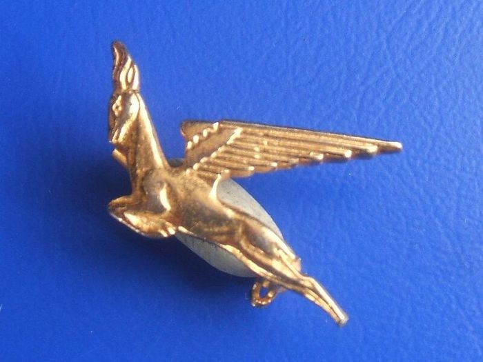 SOUTH AFRICAN AIRWAYS - a vintage Flying Springbok promotional pin badge