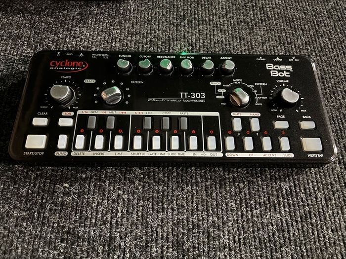 Cyclone Analogic TT-303 Bass Bot