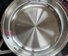 Le Creuset 24cm frying pan